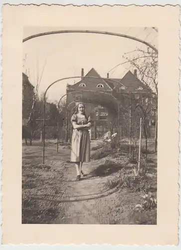 (F29722) Orig. Foto Buer, Mädchen im Garten in der Springestraße 35, 1936