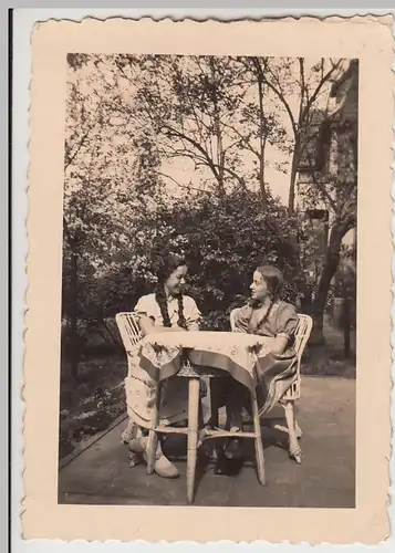 (F29721) Orig. Foto Mädchen am Tisch im Freien 1937