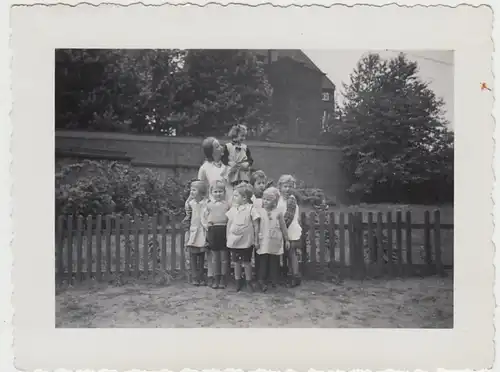 (F29720) Orig. Foto junge Frau mit Kindern am Gartenzaun 1937