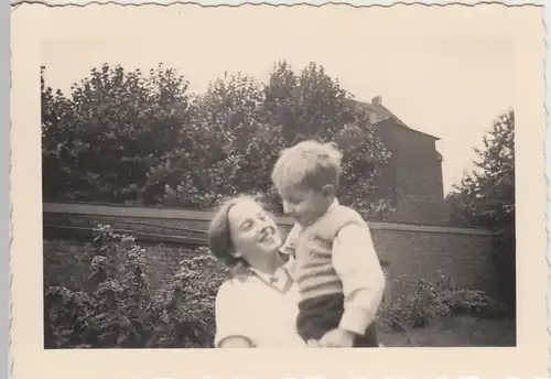 (F29719) Orig. Foto junge Frau mit Junge im Freien 1937