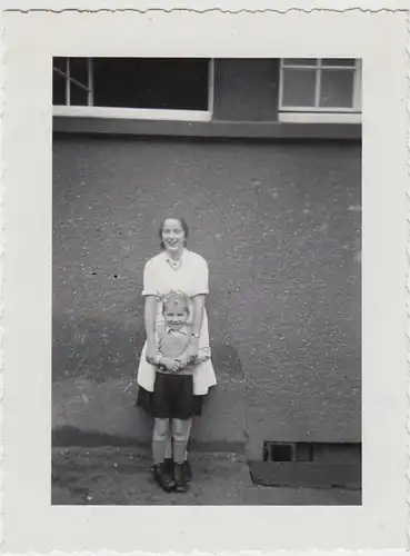 (F29718) Orig. Foto junge Frau mit Junge an der Hauswand 1937