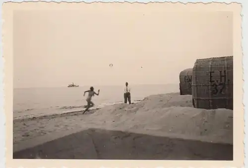 (F29692) Orig. Foto Personen spielen am Strand 1936