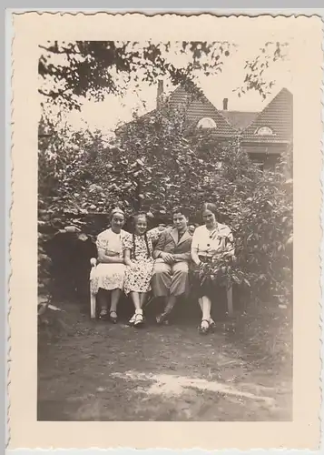 (F29682) Orig. Foto Buer, Personen im Garten Springestraße 35, 1936