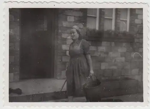 (F29680) Orig. Foto Frau mit Eimer vor einem Wohnhaus 1936