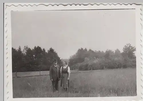(F29678) Orig. Foto Paar steht auf einer Wiese 1936