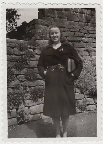 (F29677) Orig. Foto junge Frau vor einer Mauer 1936