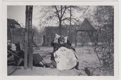 (F29670) Orig. Foto Buer, Personen im Garten Springestraße 35, 1936