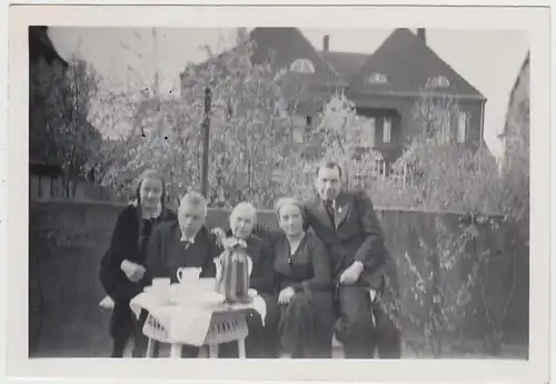 (F29669) Orig. Foto Buer, Personen im Garten Springestraße 35, 1936
