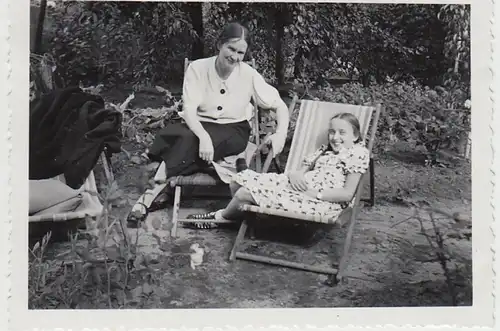 (F29659) Orig. Foto Frau und Mädchen im Liegestuhl im Garten 1935