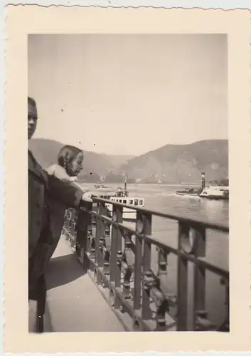 (F29653) Orig. Foto Boppard, Personen beobachten Dampfer 1935