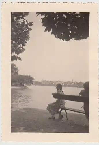 (F29646) Orig. Foto Konstanz, Personen im Stadtgarten, Blick zum Seehotel 1935