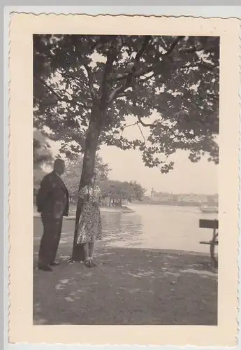 (F29644) Orig. Foto Konstanz, Personen im Stadtgarten, Blick zum Seehotel 1935