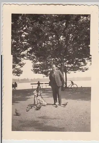 (F29640) Orig. Foto Konstanz, Mädchen füttert Tauben 1935