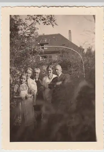 (F29628) Orig. Foto Familie im Garten am Wohnhaus in Buer 1935