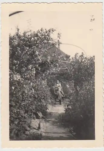 (F29627) Orig. Foto Großvater und Enkelin im Garten in Buer 1935