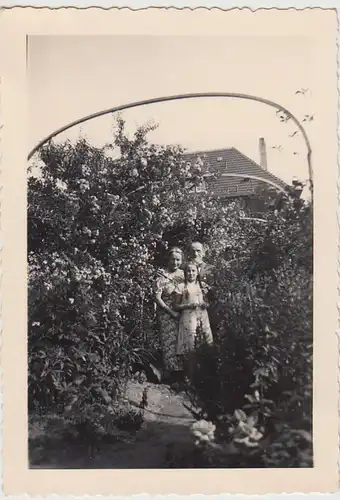(F29626) Orig. Foto Großeltern und Enkelin im Garten in Buer 1935