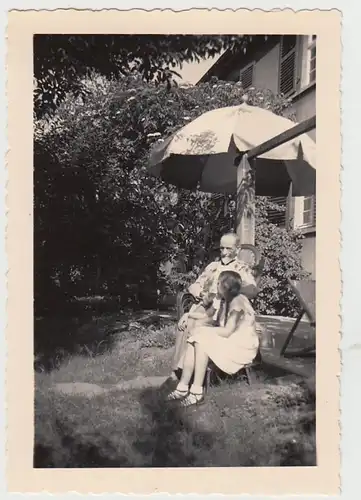 (F29623) Orig. Foto Großvater und Enkelin am Wohnhaus in Buer 1935