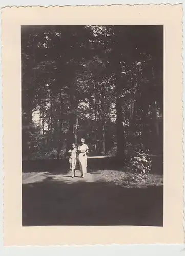 (F29619) Orig. Foto junge Damen im Park, Buchendom in Buer 1935