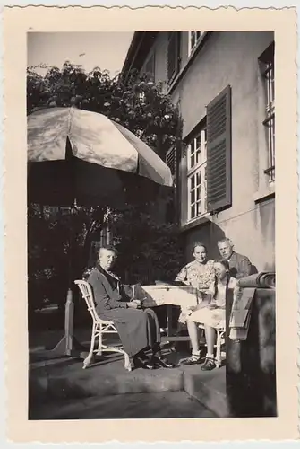 (F29618) Orig. Foto Personen am Wohnhaus in Buer, Springestraße 35, 1935