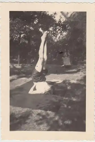 (F29613) Orig. Foto junge Frau macht sportliche Übungen im Garten 1935