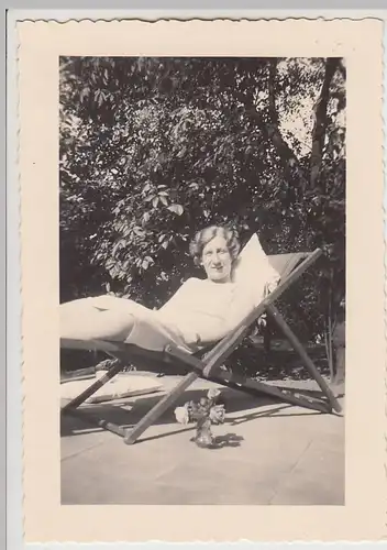 (F29612) Orig. Foto junge Frau im Garten im Liegestuhl 1935