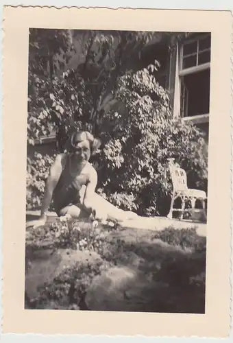 (F29610) Orig. Foto junge Frau im Garten am Wohnhaus Buer 1935