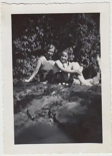 (F29609) Orig. Foto Frau und Mädchen im Garten, Buer Springestraße 35, 1935