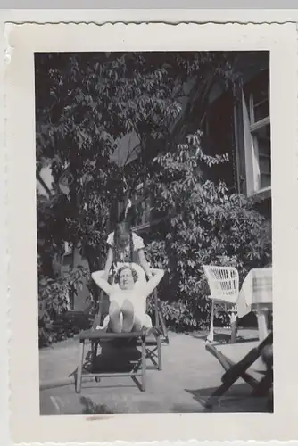 (F29608) Orig. Foto Frau und Mädchen im Garten im Liegestuhl 1935