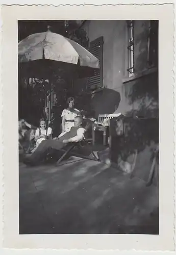 (F29607) Orig. Foto Personen am Wohnhaus in Buer 1935