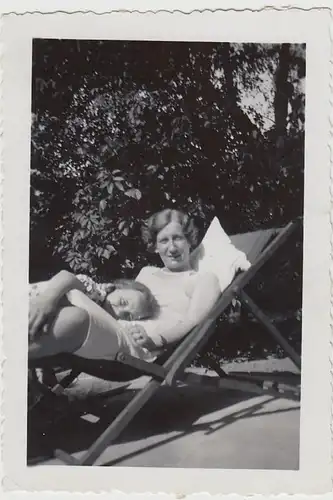 (F29606) Orig. Foto Frau und Mädchen im Garten im Liegestuhl 1935