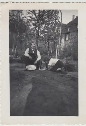 (F29605) Orig. Foto Mann und Mädchen im Garten in Buer 1935