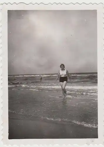(F29603) Orig. Foto junge Frau am Strand 1935