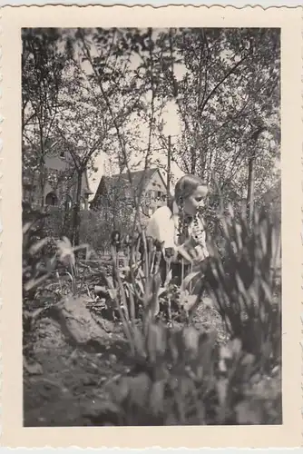 (F29601) Orig. Foto Mädchen Elisabeth arbeitet im Garten in Buer 1935