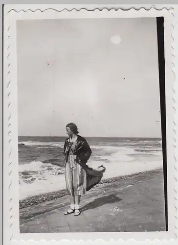 (F29600) Orig. Foto junge Frau steht am Strand 1935