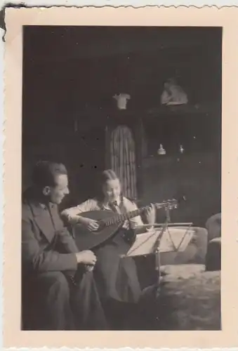 (F29597) Orig. Foto Mädchen übt mit Mandoline, Laute 1935