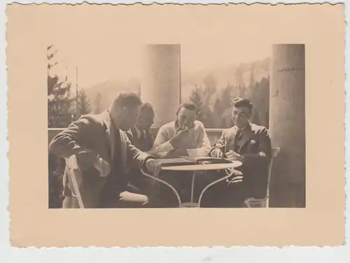 (F29570) Orig. Foto Männer mit Album auf der Terrasse 1934