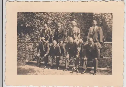 (F29569) Orig. Foto Männer auf einem Geländer 1934
