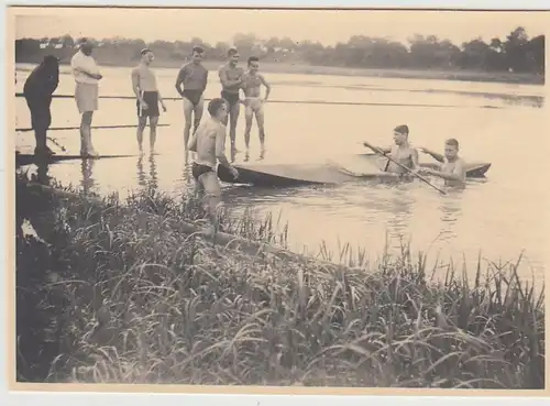 (F29561) Orig. Foto Personen mit Kanu, Übungern 1930er