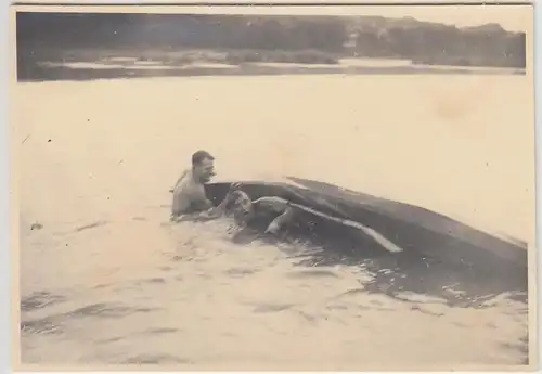 (F29557) Orig. Foto Personen mit umgekippten Kanu 1932