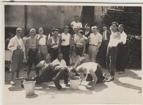 (F29551) Orig. Foto Personen Rudersportler in Binau 1932, trinken aus Eimern