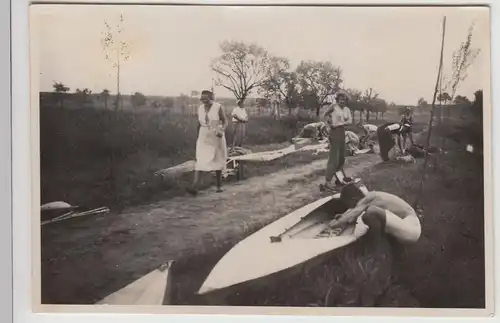 (F29544) Orig. Foto Personen mit Sportbooten am Wegesrand 1930
