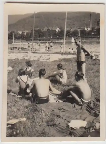 (F29535) Orig. Mini-Foto Personen Badegäste auf Neckarvorland 1930