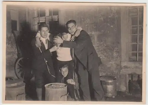 (F29525) Orig. Foto Personen albern herum, Fastnacht 1930