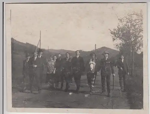 (F29522) Orig. Foto Personen spazieren 1925