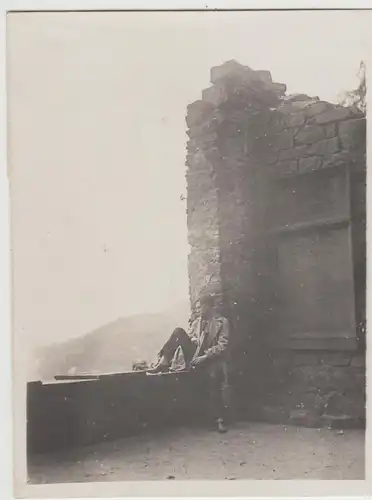(F29478) Orig. Foto Heidelberg, junger Mann an Goethes Lieblingsplatz 1930