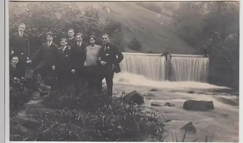 (F29468) Orig. Foto Personen am Wasserfall, >Spaziergang nach Zell< 1925