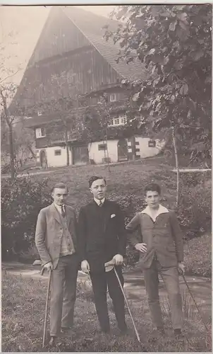 (F29466) Orig. Foto Wanderung, junge Männer vor einem Bauernhaus 1925