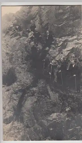 (F29464) Orig. Foto junge Männer auf einem Felsen im Schwarzwald 1925