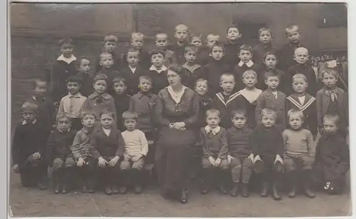 (F29462) Orig. Foto Schulklasse Jungs mit Frl. Anderst 1915