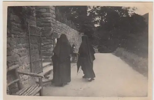 (F29453) Orig. Foto Schwestern beim Kirchgang 1930er